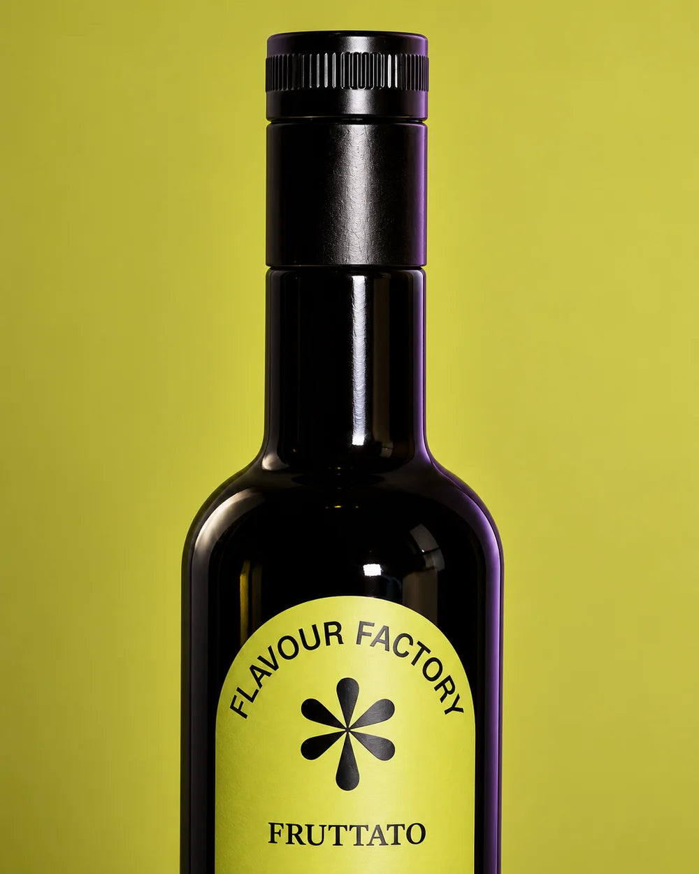 Dettaglio del tappo e del vetro scuro della bottiglia Flavour Factory